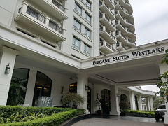 Elegant Suites Westlake

ようやくチェックイン
しかし、英語で一方的に話されて
内容はなんとなくわかるのですが
英語のわからない我々には困惑するばかり
翻訳アプリを提案したのですが流されてしまいました
コロナ前は結構配慮してくれたんですが
今は日本人も一外国人一旅行者に過ぎないと実感しました

そして急にデポジットの話になり210ドルを預けました
来る度にデポジットがあったりなかったりするので
日本を発つ前に言ってほしい

レセプションスタッフにどんどん部屋に案内され
しまいには土足禁止の部屋に土足で上がり込む始末
流石に後でクレームつけました

このスタッフの無神経さには本当に疲れました