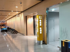 ヘルシンキ空港に着きました。深夜11時過ぎなので閑散としています。フィンエアーの日本直行路線が多いので、ヘルシンキのターミナル内の施設表示に日本語があります。まず到着してすぐに一服できるのは、愛煙家の私にはうれしい限りです。