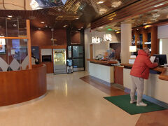 深夜12時過ぎにホテルに着きました。受付に一人しかスタッフがいません。非常に手際が悪く、わずか3人のチェックインに、3番目の私たちは30分も待たされました。