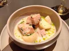 ホテル（メルキュールタリン）の近くには飲食店が見当たらず、雪もどんどん降ってくるので館内で夕食しました。