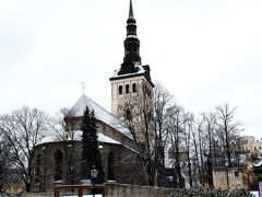 旧市街の観光案内所でマップをもらい、まずはそこから一番近い向かいにある聖ニコラス教会に行きました。世界遺産のタリン旧市街を半日ほど見て回るだけで十分なので、初めから観光目的の施設は検討していませんでした。