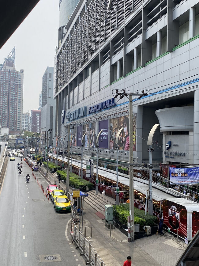 ～6日目～<br />おはようございます。<br /><br />いよいよ明日はホテルをチェックアウトし、夜の便で日本に帰国…と言うわけで今日は最後のお土産調達の日です笑<br /><br />さすがにちょっと疲れが溜まってきているのと(もう若くないからなぁ…苦笑)、今夜にはスーツケースのパッキングをするので、今日はBTSは使わずに近場でブラブラとお買い物を済ませようと思います。<br /><br />とりあえず、プラチナムファッションモール方向へ。