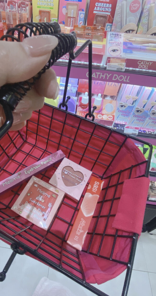 広い店内をグルグルと見て周り、プチプラで可愛いタイコスメを何点か選びました(詳しくは後ほど…)<br /><br />買い物カゴも可愛い～！<br /><br />なんやかんやで1時間ぐらい滞在していたかも笑<br />真剣に見てると時間があっという間です。<br /><br />そろそろお昼ご飯を食べに行こう。