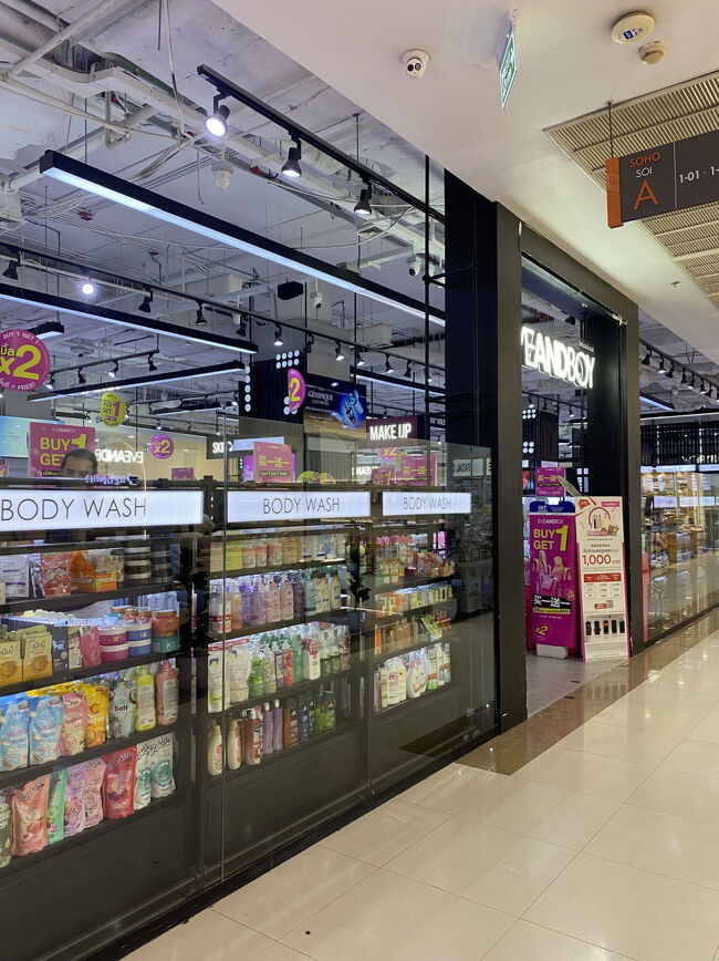 プラチナムのコスメゾーンにある、タイのコスメ系ブログなどで何かと話題の「EVEANDBOY」に入ります。EVEANDBOYは化粧品専門店でタイコスメはもちろん、韓国や日本などあらゆる化粧品が豊富に揃っています。<br /><br />私が好きなポイントは、セミセルフ型のショップなので店員さんがガッツリついたりすることもなく自由に見て回れ、テスターなども自分の好きなものを自由に試せるところ。<br /><br />もちろん店員さんはフロアにたくさん常駐されているので、わからないことや聞きたいことはすぐに尋ねることもできるので、のんびりと自分のペースで気楽にお買い物ができます。