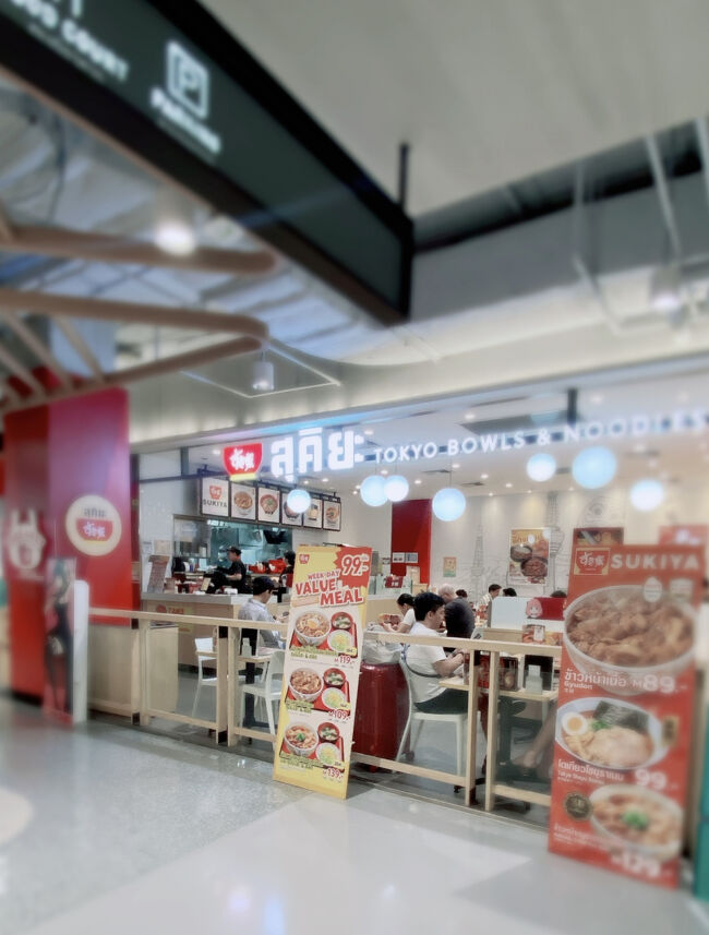 カードカウンターの列を離脱してすぐ後ろにあったのが「すき家」笑<br /><br />ここもそれなりに人は入っていますがちらほら空席もあります。<br /><br />そう言えば以前、タイのすき家の空芯菜炒めがめちゃくちゃ美味しいと勧められ、食べてみたら本当に美味しくて感動したことがあり、すき家を見た瞬間にその味を思い出して食べたくなってしまいました笑