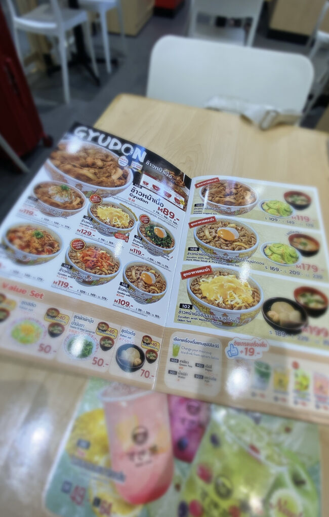 メニュー。<br />ピンボケしててすみません…<br /><br />ここで1番食べたいのは空芯菜炒めなので、牛丼の空芯菜炒めセットにしよう♪