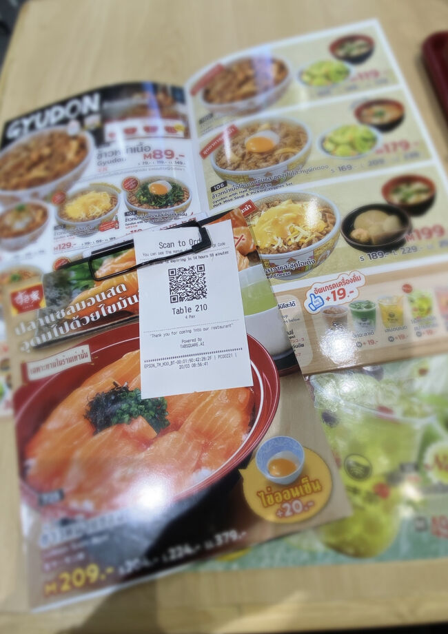 オーダーはスマホで読み取るモバイルオーダーです。