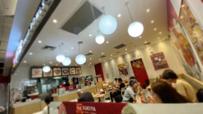 今回のタイ旅行の食べたいお店リストにすき家は入ってませんでしたがちょうど空席もあるし、あの美味しい空芯菜炒め食べたいからすき家にしよう！とその場で決めました笑