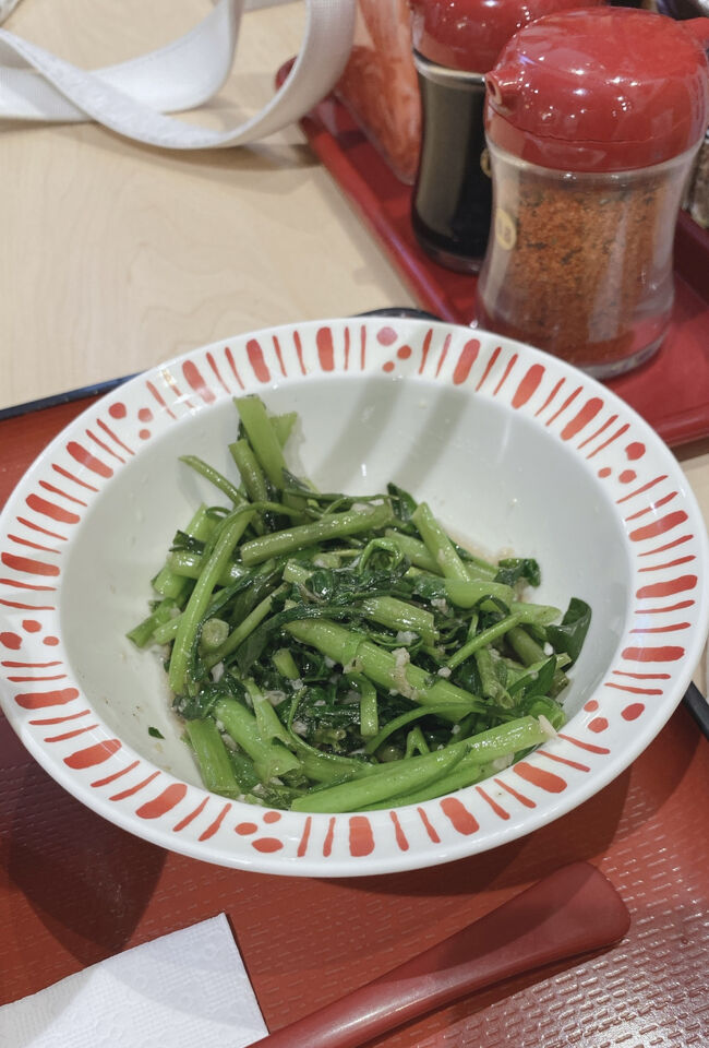 そしてこれ！<br />空芯菜炒めが本当に美味しいんです！<br />ニンニクが効いていて、シャキシャキ！<br /><br />前に日本のスーパーで空芯菜を見つけて、この味を再現しようと自分で作ってみたけど、この美味しさには全然叶わなかったことがあります笑<br /><br />美味しかったー！<br />ごちそうさまでした！