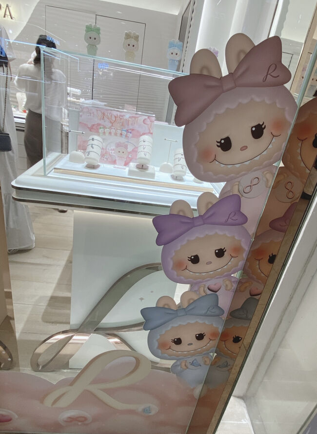 さて、お昼ご飯を食べたらプラチナムから出ます。<br /><br />途中で見つけたジュエリーショップ。<br />LABUBUちゃんとのコラボアクセサリーがあって可愛かったー！(買ってないけど笑)