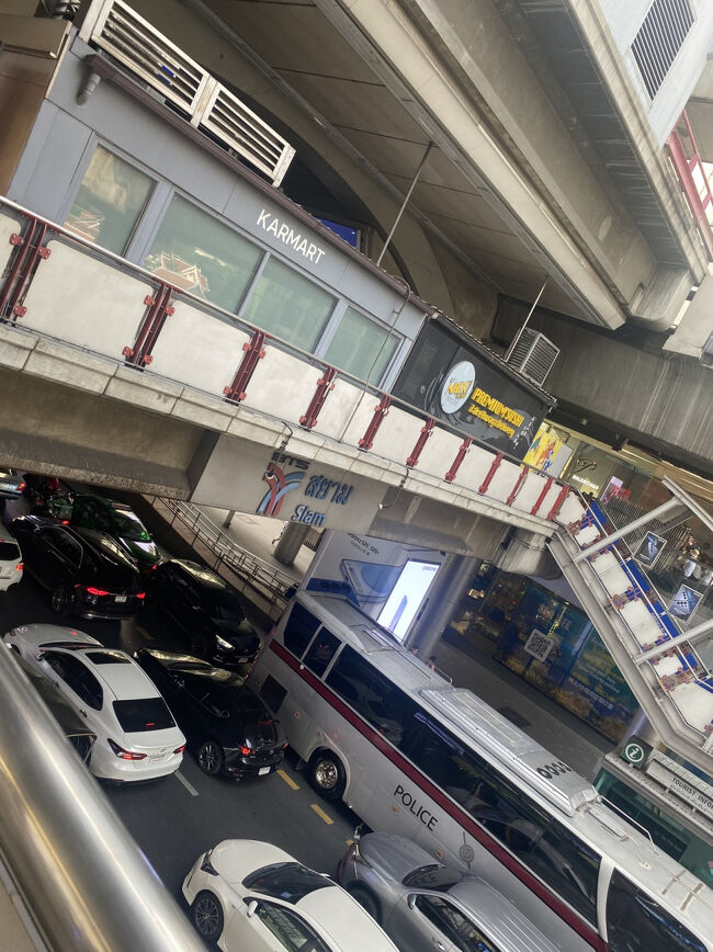 プラチナムからสยาม(サイアム)まで歩きます。