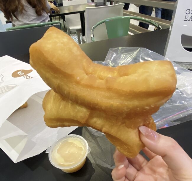 ほら見て！<br />こんなに大きいの！<br /><br />本当はこのカノムのトンロー店に行きたかったんです。トンロー駅からはわりと離れてるので歩いて行くのは遠いけど、すごくオシャレなカフェでもちろんイートインスペースもあるので機会があれば行きたかったんだけど、結局行けなかったからこのサイアムパラゴン店で買いました。<br /><br />なんにせよ、食べられて良かったです！<br /><br />ちなみに、やっぱり大きくて一度に２つは食べられなかったので、ひとつはホテルに持ち帰りました笑