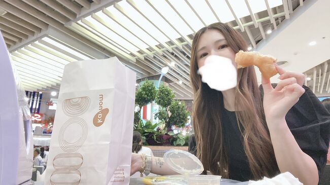 早速いただきまーす！<br />お昼時も過ぎフードコートも比較的空いてるので、のんびりおやつタイムです笑