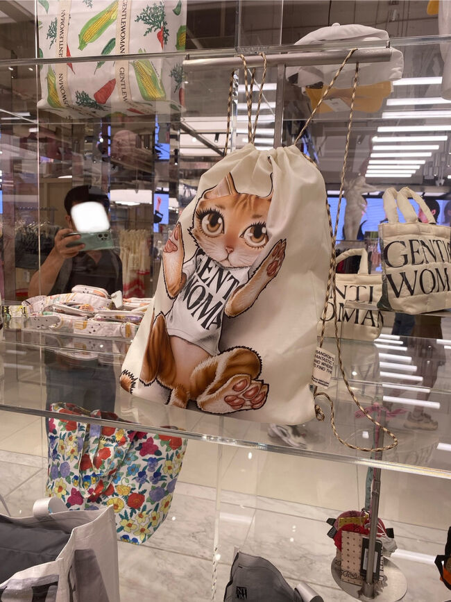 この猫ちゃんプリントのナップサックも個性的で可愛かったです。<br /><br />ちなみにこの猫ちゃん柄のロングスカートとかもあって派手派手でしたよ～笑<br /><br />ブラブラとGENTLE WOMANの広い店内を歩きながら、タイを感じてきました笑
