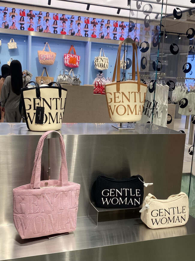 セントラルワールドに入り、大人気のGENTLE WOMANに寄ってみました。<br /><br />バッグの種類がめちゃくちゃ豊富です！<br />上のバケツ型のバッグけっこう気に入ったんだけど、まーまーのお値段だったのでやめときました笑