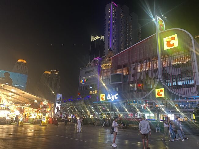 気づいたらもう外は真っ暗！<br />本当に時間が経つのが早いです！<br /><br />少しBIG Cでお買い物をしてから、夕飯は4階にあるフードコート「BIG Cフードパーク」で食べたいと思います！<br /><br />お昼はプラチナムファッションモールのフードコートが混み過ぎて断念したし、今度こそフードコートで！笑