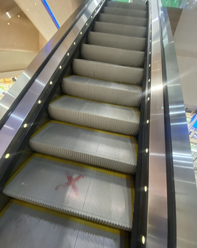 BIG Cのエスカレーターは、所々×のマークが赤で買いてあります。なんでかな？密を防ぐため？<br /><br />ここに乗るとなんか怖そう…笑