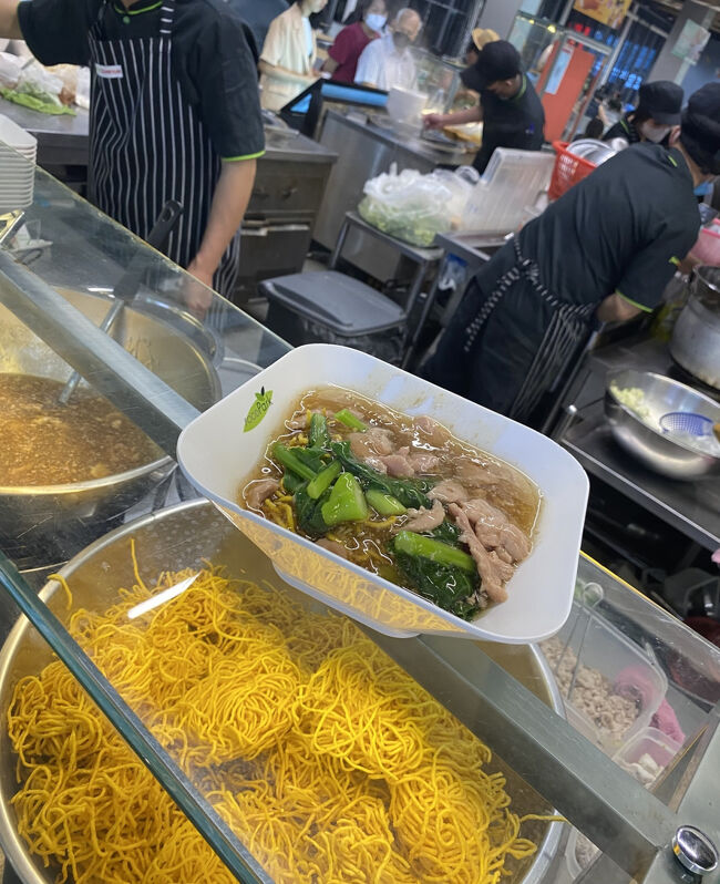 注文したらすぐに完成しました！笑<br /><br />私が頼んだメニューは、下に作り置きしてある揚げた麺を器に入れ、野菜とお肉を乗せたら大きなお鍋からあんかけをかけるだけなので、ソッコーで出来上がり笑<br /><br />カードを渡して精算してもらい、いざテーブルへ。