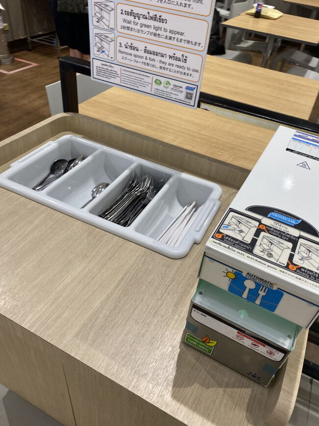 テーブルにつく前に、カトラリー置き場からスプーンとフォークを取ります。