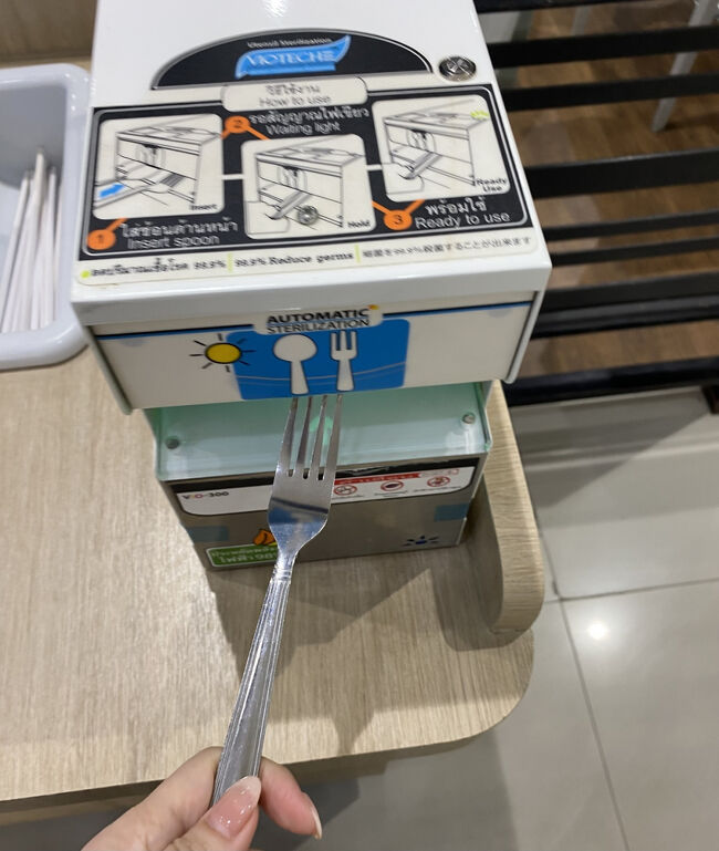 スプーンとフォークを滅菌できる機械に差し込みます。<br /><br />念のため、テーブルについてからも毎回除菌ウェットシートで再度必ず拭くようにしています。