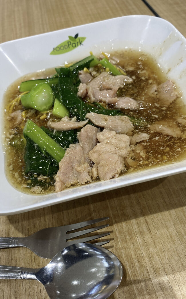 早速いただきま～す。<br />ผักคะน้า(カイラン菜)が入って美味しそうです！