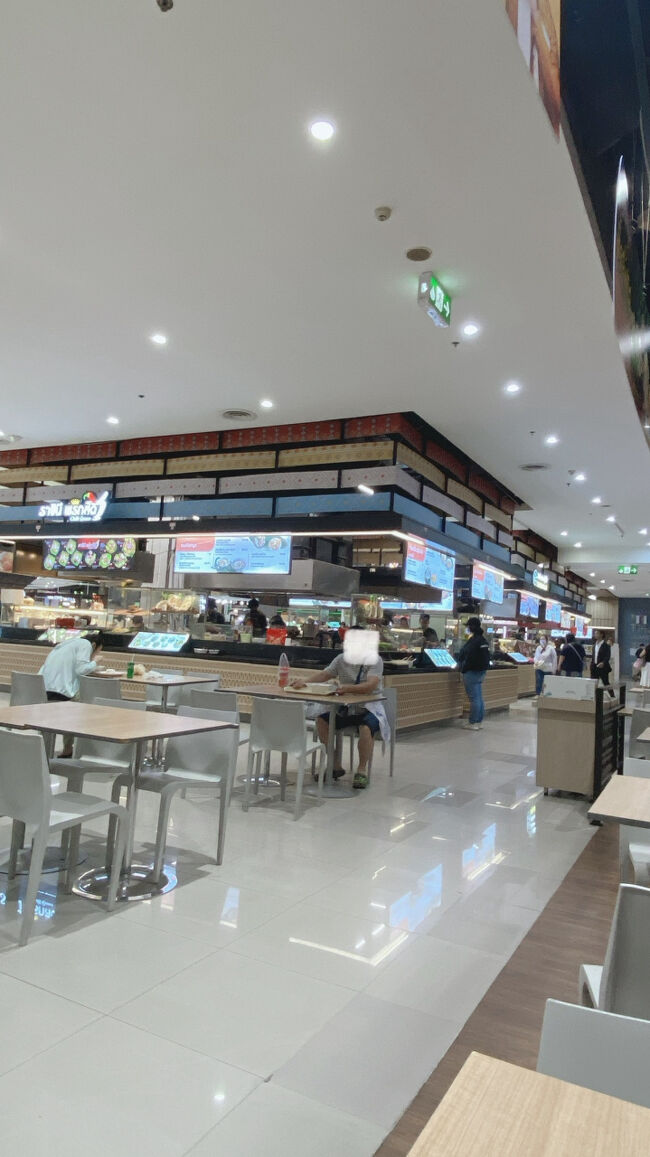 広ーいフードコートに到着！<br />もう20時前だったから空いてました！<br />ここの営業時間は21時までなので、間に合って良かった！笑