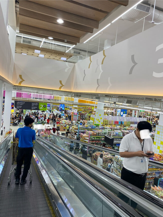 私が食べ終わる頃にはもうフードコートは閉店準備。フードコート内に25バーツのドリンク屋さんがあったのでラートナー食べた後にそこでタイティーでも買おうと思っていたけど、食べ終わったらもう営業終了してました…残念！笑<br /><br />食べ終わったらBIG Cを出ます。