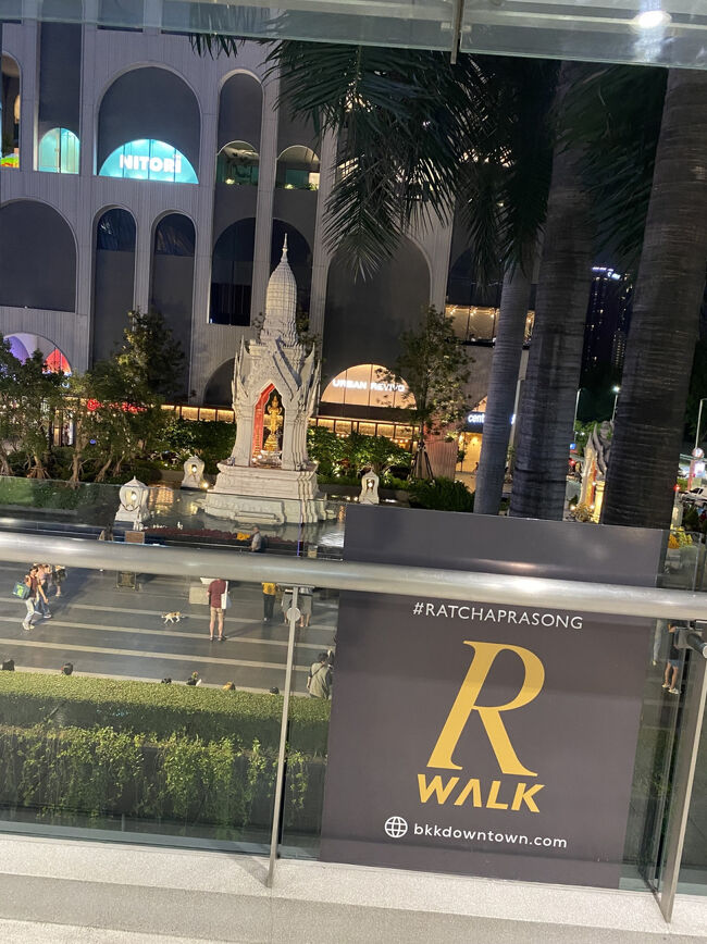 お腹もいっぱいになり、R WALKを歩いてホテル方面に向かいます。<br /><br />帰国が近くなると、景色を見てはしんみり、写真を撮ってはしんみりしてしまいます笑