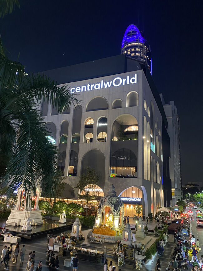 夜空に輝くセントラルワールド、とっても綺麗。<br /><br />足を止めては景色を眺めながら、ボチボチとホテルに帰ります。