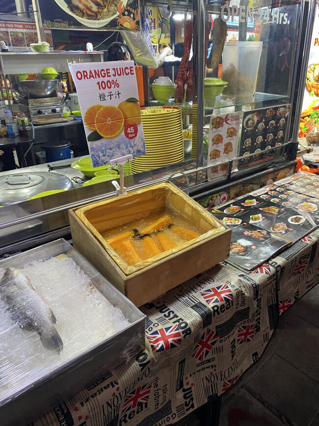 ホテルに近づき、賑やかなペチャブリー通りでボトルに入ったนำ้ส้มคั้นสด(生搾りオレンジジュース)を見つけて買いました。