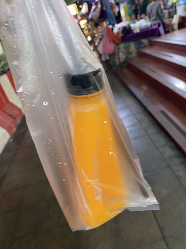 45バーツ。<br /><br />フレッシュなオレンジそのもので甘くて美味しくて、歩きながら一気に飲んじゃいました！<br /><br />これ大好き～！