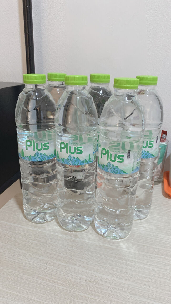 ただいまー。<br />ホテルに戻ってきました。<br /><br />今日もたっぷりのペットボトル。<br />毎日3本置いてくれるんだけど、1人で1日に3本も飲めないので、どんどんストックが溜まっています笑