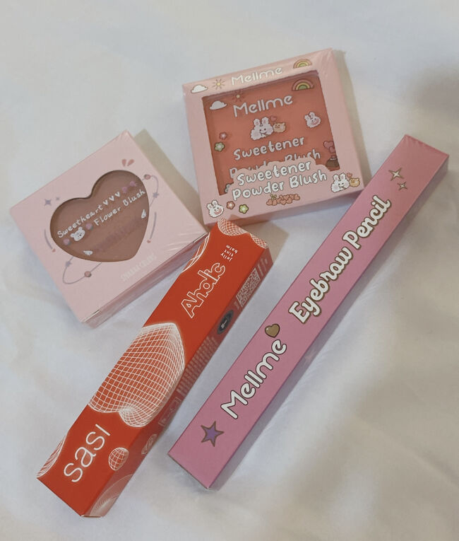 今日プラチナムファッションモールのEVEANDBOYで買ったコスメ達。<br /><br />左上から<br />SIVANNA COLORS フラワーブラッシュ 99バーツ<br /><br />Mellme Sweetender パウダーブラッシュ 49バーツ<br /><br />SASI Aholic ジェリーティントバーム 119バーツ<br /><br />Mellme アイブローペンシル 18バーツ<br /><br />どれも値下げされていて、可愛かったので買いました笑<br /><br /><br />