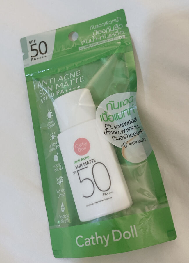 Cathy Doll ANTI ACNE SUN MATTE 129バーツ。<br /><br />こちらは娘へのお土産。<br />化粧下地としても使える日焼け止めです。<br />テカリも抑えられて優秀だとか。<br /><br />これ、いろんなコスメショップを探したり店員さんに聞いたりしてみたけどなかなか見つからなくて、やっと最後にBIG Cで見つけました！灯台下暗しですね笑