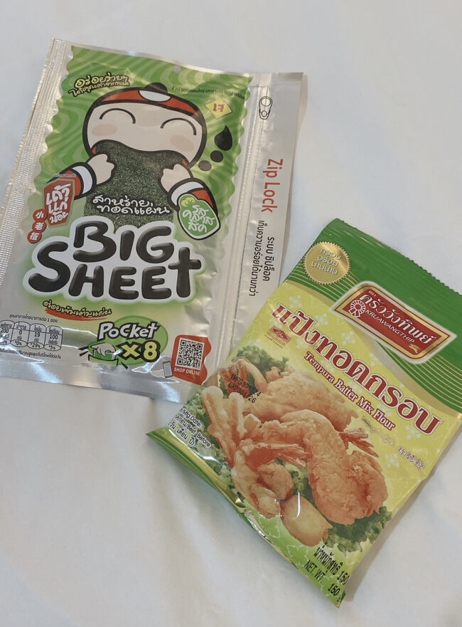 左はお土産の定番、海苔のお菓子BIG SHEET 59バーツ。<br /><br />そして右は、タイの唐揚げ粉！ホテルでテレビを見ていたらやたらとこの唐揚げ粉のCMが流れていて、美味しそうだったので家で作ってみたくなり買いました。激安の14バーツ。