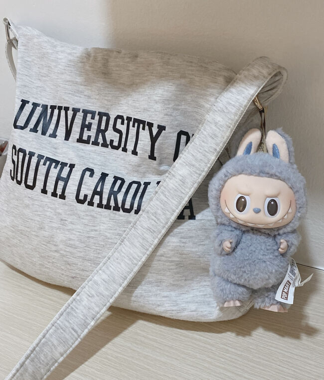 早速バッグにつけました笑<br />可愛いのでこのまま一緒に日本へ帰ります笑<br /><br />ちなみに！<br />LABUBUちゃん２箱買いましたが、なんとまぁ、ふたつともSea Salt Coconutで完全に被ってました笑<br /><br />そんなことってあるのね笑<br />まぁ双子ちゃんで可愛いので全然OKですが笑