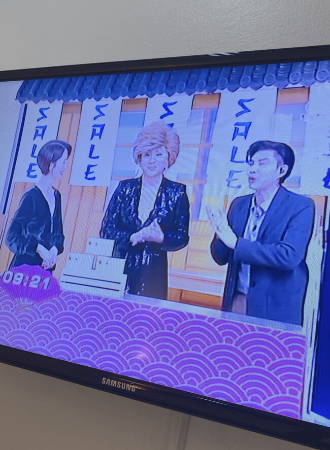 ホテルではテレビをつけていることが多いんですが、テレビショッピングがめちゃくちゃ多い！笑<br /><br />商品も、洋服からバッグ、パンツに健康食品、扇風機に洗剤とコロコロ変わるので面白かったです。<br /><br />今夜もテレビショッピングをつけていたら、出演されている人を見て「えっ？！IKKOさん？」って思わず2度見してしまった笑