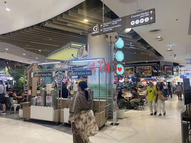 サイアムパラゴンのGフロア。<br />ここのフードコートも賑わっていて、美味しそうなお店がたくさんあるのでいろいろ見てしまいます笑<br /><br />お目当てのお店もGフロアにあるとのことなので、いろんなお店を見ながら歩いて行きます。