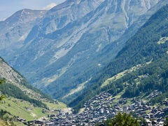 なんでゴンドラの中の写真がないのかなぁ。
Furiで降りて、街を見下ろしています。
