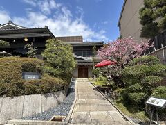 タクシーに乗り10分位で京料理六盛に到着。