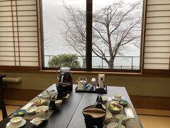 朝食は夕食と同じ場所で。
窓の外は雪！