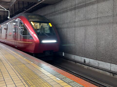 名古屋－大阪難波を２時間で優雅な電車旅ができる近鉄ひのとり。
特別シートを満喫しちゃいます。

１１：００発のひのとりが入線してきました。