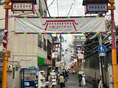 鶴橋商店街から１０分くらいあるいた所に大阪コリアンタウンがあります。
食べ歩きが楽しい通りですが、こちらもまだ開店前のお店がちらほら。
人もまばら。