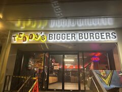 マッサージサロンを出て、モヤモヤ気分が続いていますが、
娘が最後にどうしてもここのバーガーを食べておきたいというので
やってきました。TEDDY'S BIGGER BURGERです。
ホテルから近くてラッキー。