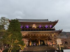 知恩院の前の駐車場に車を停めて歩いていきます。