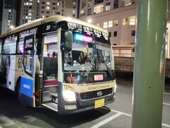 20時頃、宿近くの建国大学バス停に到着。