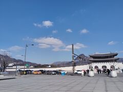 景福宮。外観のみ。
民族衣装を着た観光客の人が楽しげに歩いていました。