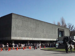 国立西洋美術館は、1959年（昭和34年）に発足・開館した、西洋美術全般を対象とする美術館としては日本で唯一の国立美術館です。実業家松方幸次郎が20世紀初めにヨーロッパで収集した印象派などの19世紀から20世紀前半の絵画・彫刻を中心とする松方コレクションがコレクションの基礎となっています。