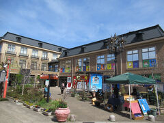 こちらが四番町スクエア、奥の建物の2Fがひこにゃんミュージアムです