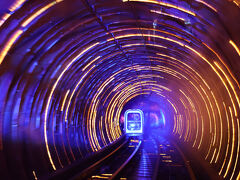 地図を見ていたら外灘の近くに観光隧道を発見！
予定は全くしていませんでしたが、空港側への移動になるので乗ってみることにしました。

10人乗れるかどうかといった大きさの無人運転のカプセル？に乗って、ライトアップされたトンネルを移動します。